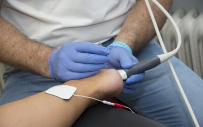 EPTE therapie Fysiotherapeut met handschoenen aan gebruikte EPTE therapie om de hiel van een patiënt te behandelen