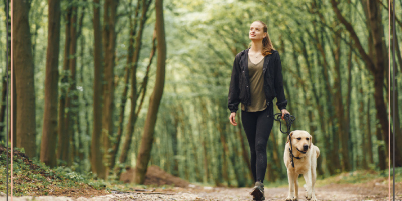 Fysiotherapie en Fysiofitness Schinnen Dame wandelt buiten om vitamine D op te doen tegen spierpijn, door de tips van Fysiotherapie en Fysiofitness Schinnen.