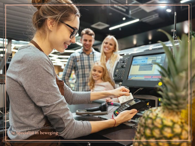 Dame kan haar werk weer doen zonder RSI klachten, dankzij de tips van de fysiotherapeut van Fysiotherapie en Fysiofitness Schinnen.