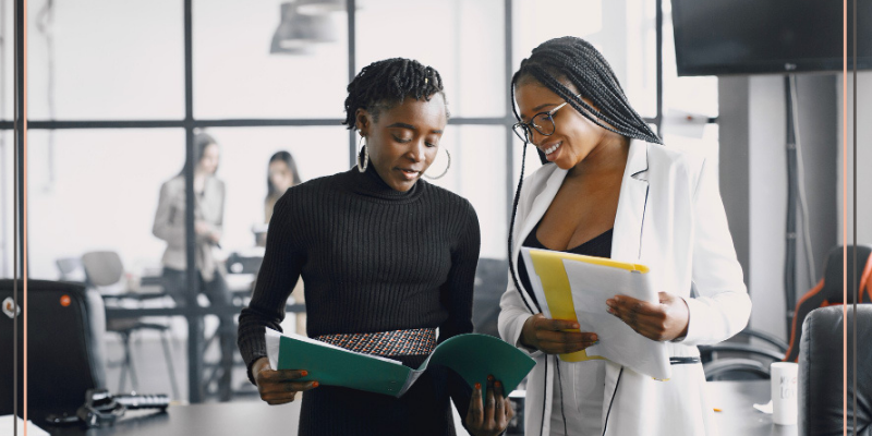 Fysiotherapie Schinnen Dames vergaderen staand nadat Fysiotherapie Schinnen ze er op heeft gewezen dat zitten ongezond is.