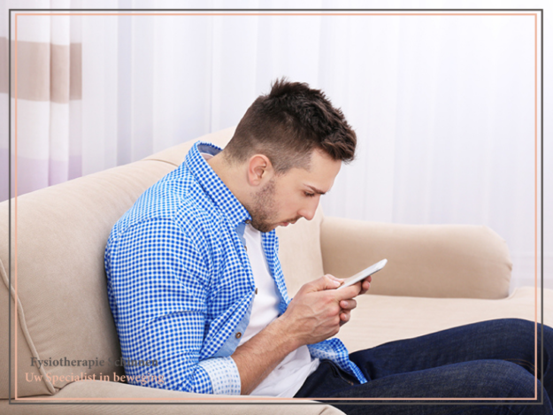 Voorkom smartphone nekpijn met de tips en behandeling van Fysiotherapie en Fysiofitness Schinnen, Limburg.