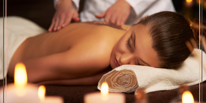 Schinnen vrouw wordt gemaseert tegen stijve spieren