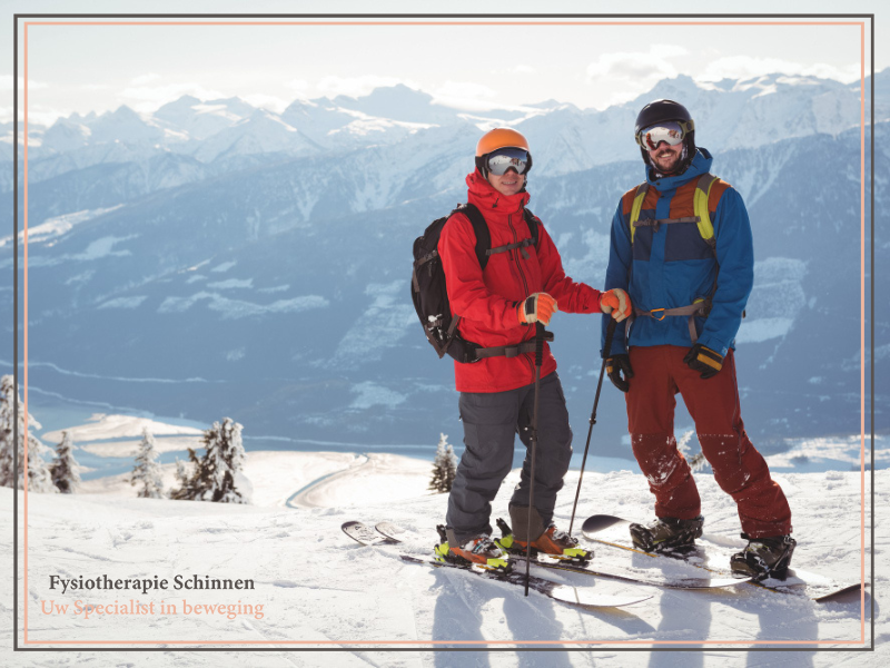 2 mannen zijn op wintersport in de bergen