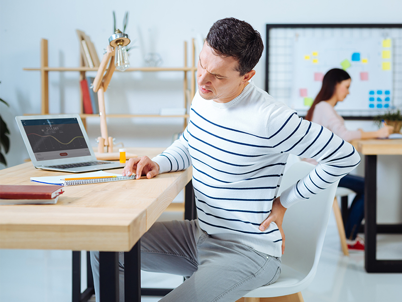 Meneer die last heeft van zijn rug door een scoliose of kyfose