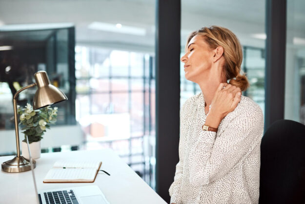 Mevrouw heeft last van haar nek en wil dat graag voorkomen