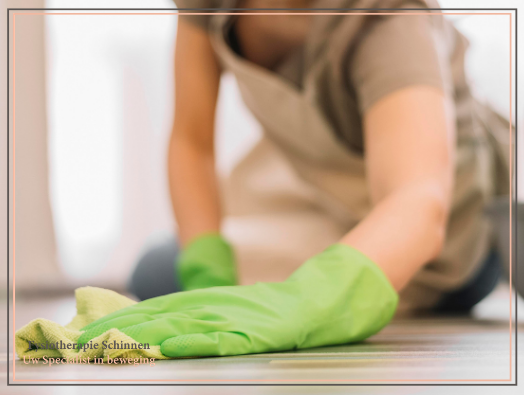 Vrouw doet het huishouden met groene handschoenen