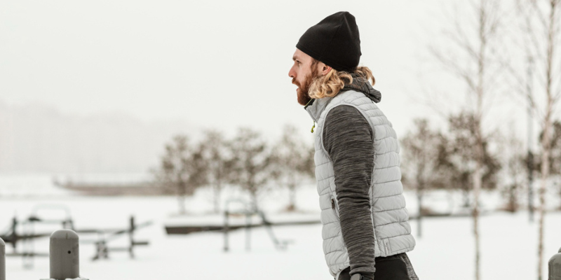 meneer is een warming up aan het doen buiten in de sneeuw