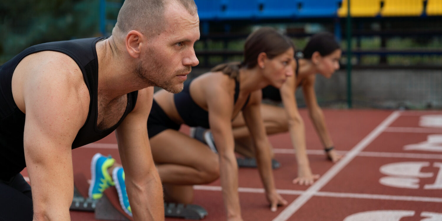Sporten na een blessure Man die net een blessure heeft gehad begint weer met sprinten