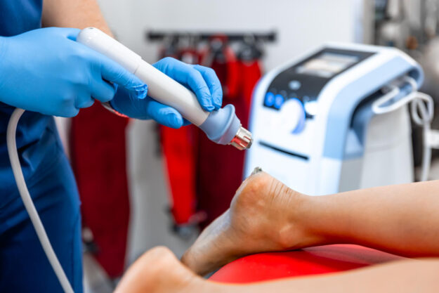 De behandelmethode shockwave therapie wordt uitgevoerd bij hielspoor